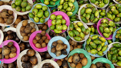grüne und braune Betelnüsse zum Verkauf auf asiatischem Markt photo