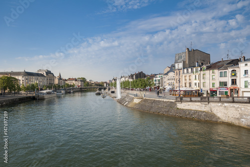 Quai de Londres sur les rives de la Meuse