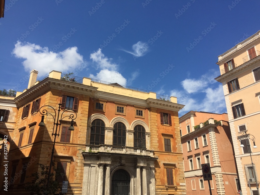Casa giallo zafferano e cielo blu, Roma, Italia