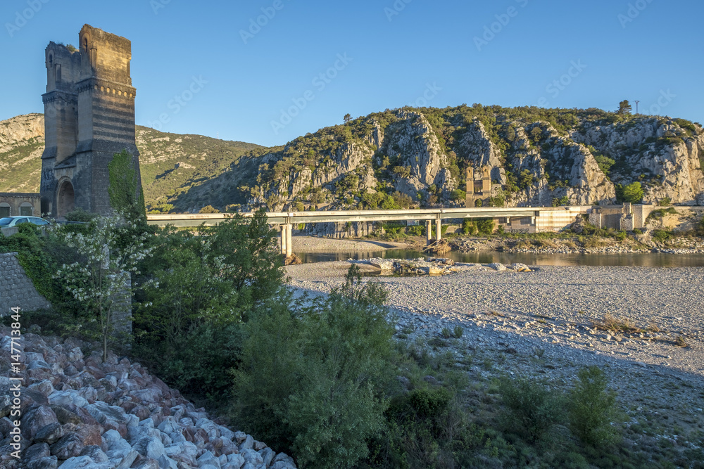 Pont de Mirabeau qui traverse la Durance en Provence. france.