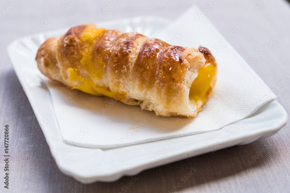 Cannoncino di pasticceria con crema Cannoncino di pasticceria con crema