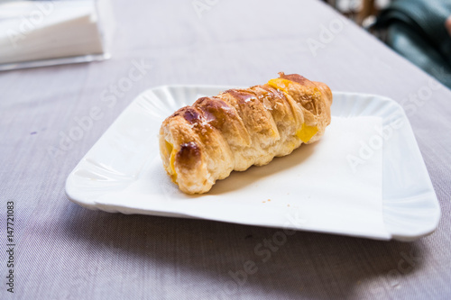 Cannoncino di pasticceria con crema photo