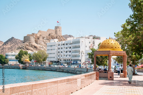 Widok na fort Muttrah i deptak Corniche w Muscat. photo