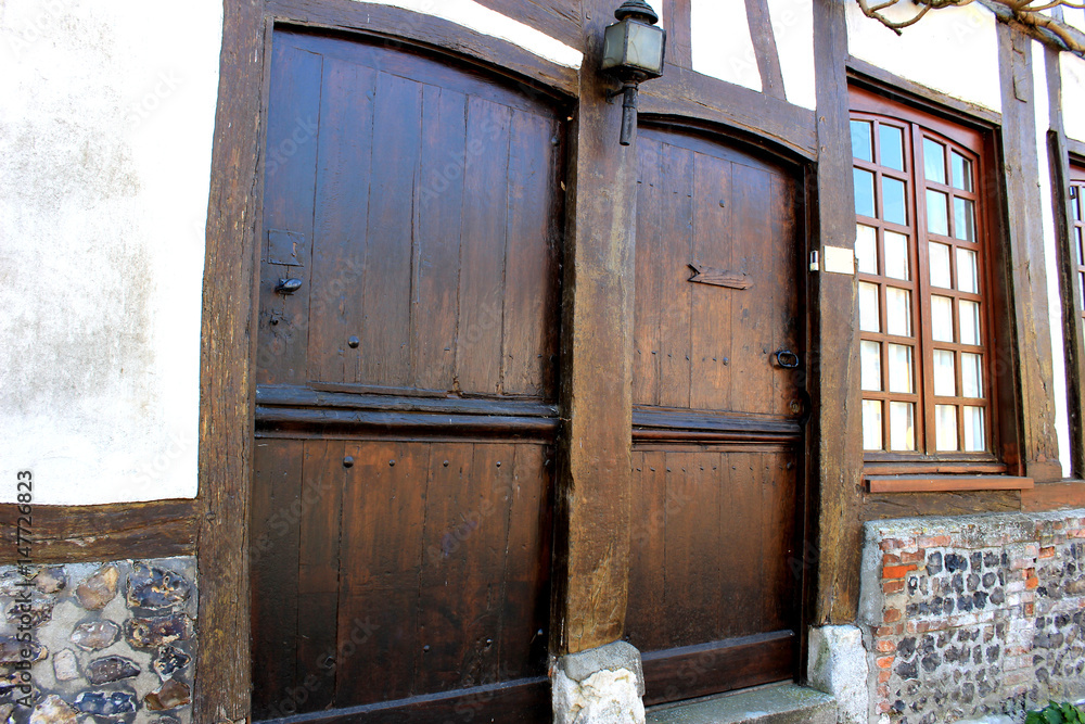 Portes en bois moyen age Photos | Adobe Stock