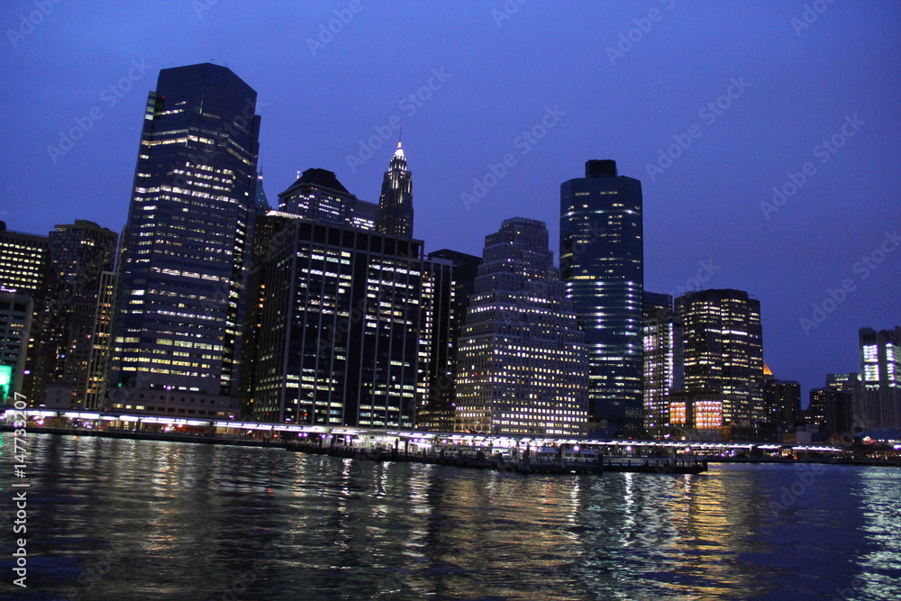 Fototapeta premium Downtown New York skyline at dawn