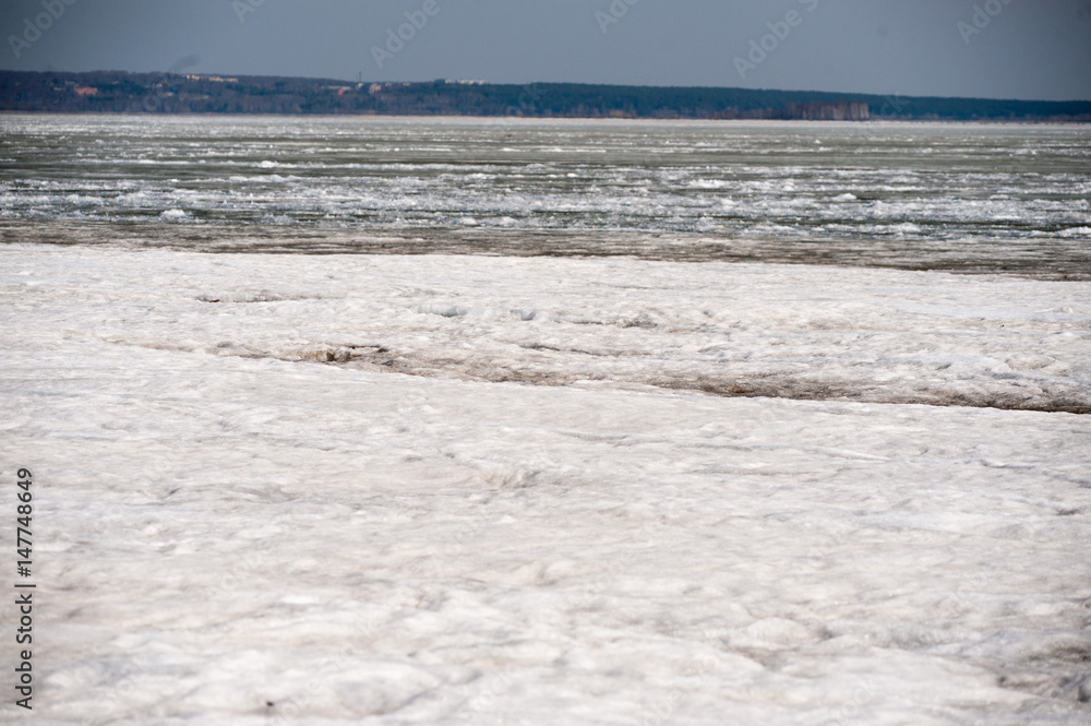 Obraz premium Nature melting ice on the river, spring!