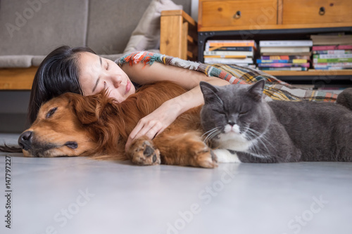 Photography Girls sleep with cats and dogs