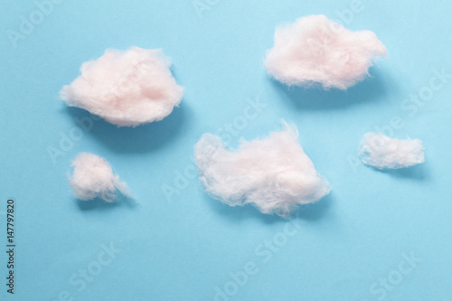 Fototapeta samoprzylepna Słodki różowy wata cukrowa na niebieskim tle