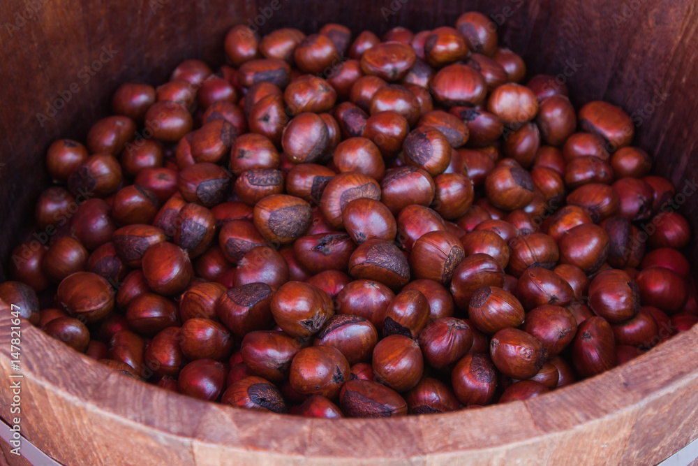 Obraz premium Chestnuts roasted finished.