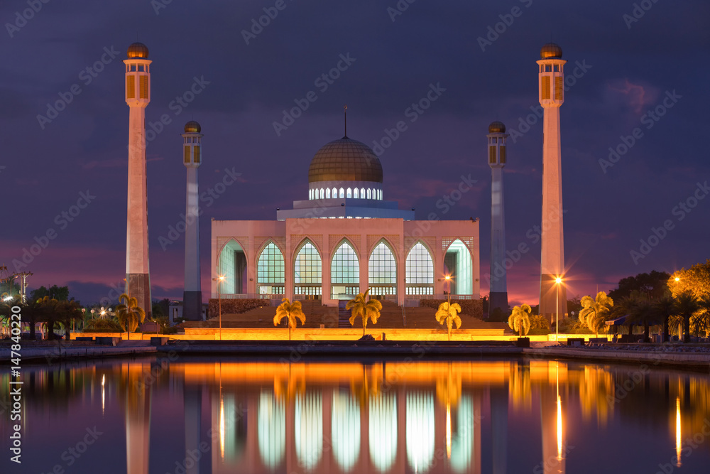 Obraz premium Landscape with mosque in Thailand,beautiful sunset before storm