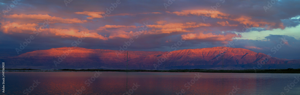 Fototapeta premium Sunset at the Dead Sea overlooking the mountains of Jordan