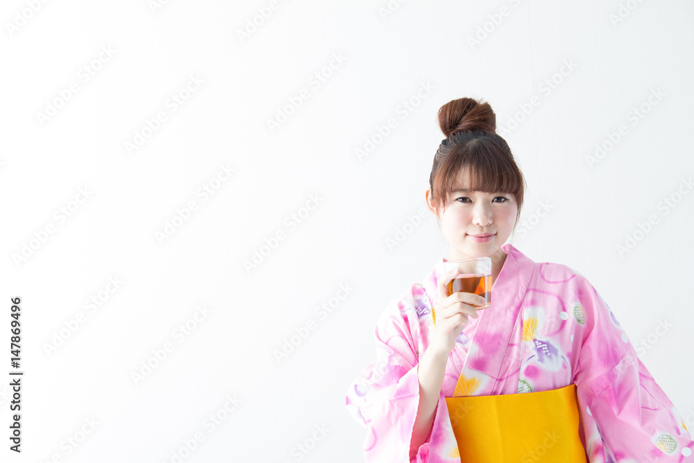 浴衣の女性・白バック