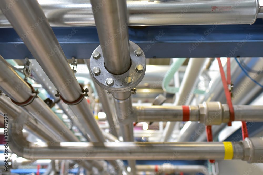 Rohrleitungen in einer Industrieanlage zur Versorgung mit Gas und Wasser // Pipelines in an industrial plant to supply with gas and water