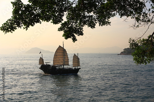 Obraz na plátně Sampan Sailing in Victoria Harbor, Hong Kong