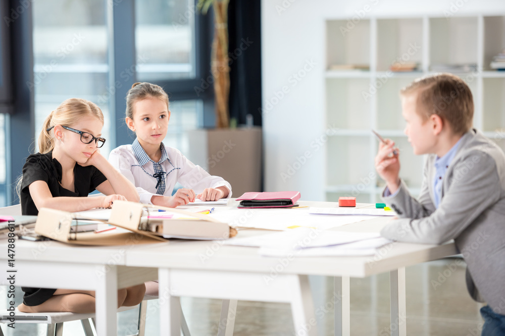 Obraz premium Children working in office