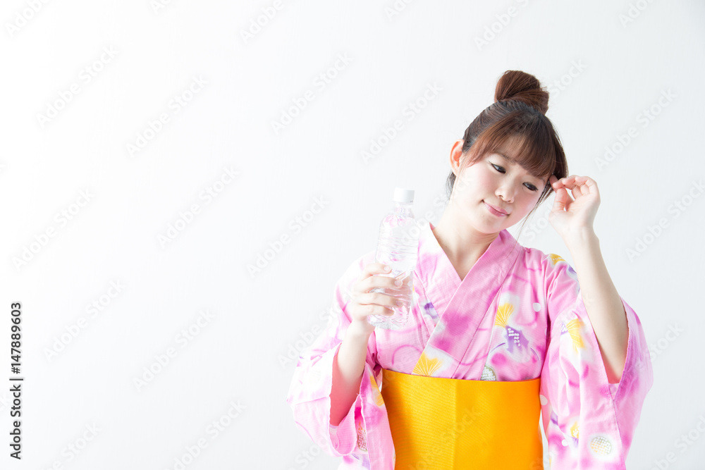 浴衣の女性・白バック