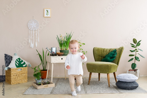 Obraz na płótnie Running happy smiling little girl in the light room w salonie