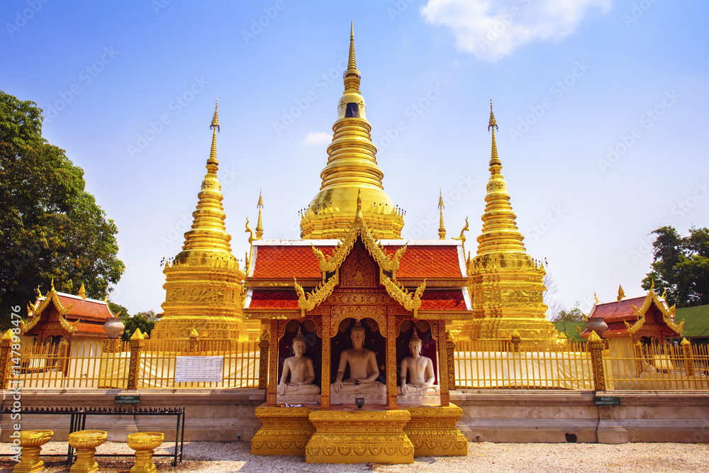 Fototapeta premium Wat Phra That Ha Duang, Lamphun Thailand