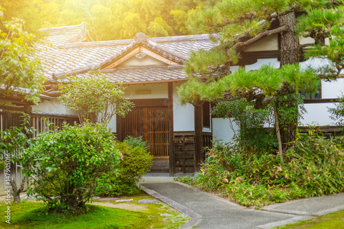 Fototapeta Japonia Domowy ogród w stylu zen tradycyjnej architektury azjatyckiej.