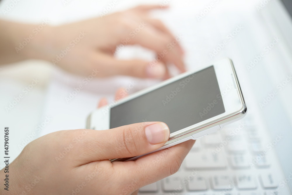 スマートフォンを持つ女性 スマートフォンを持つ女性