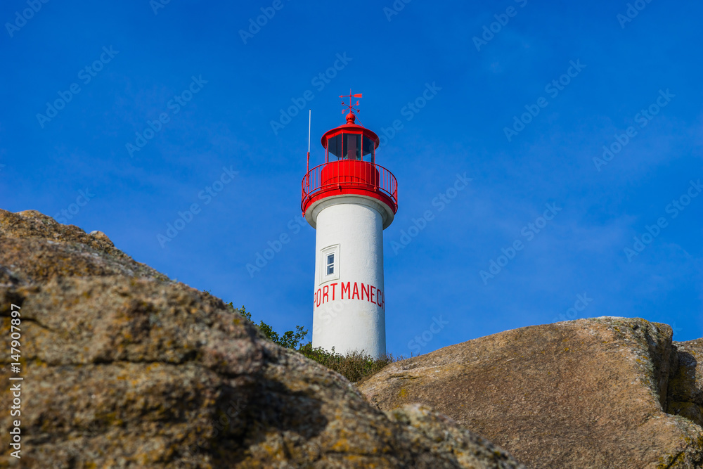 Bretagne en couleurs nationales de la France: la Balise de Port Manech entre des rochers devant un ciel bleu - Brittany Port Manech with lighthouse in national colors