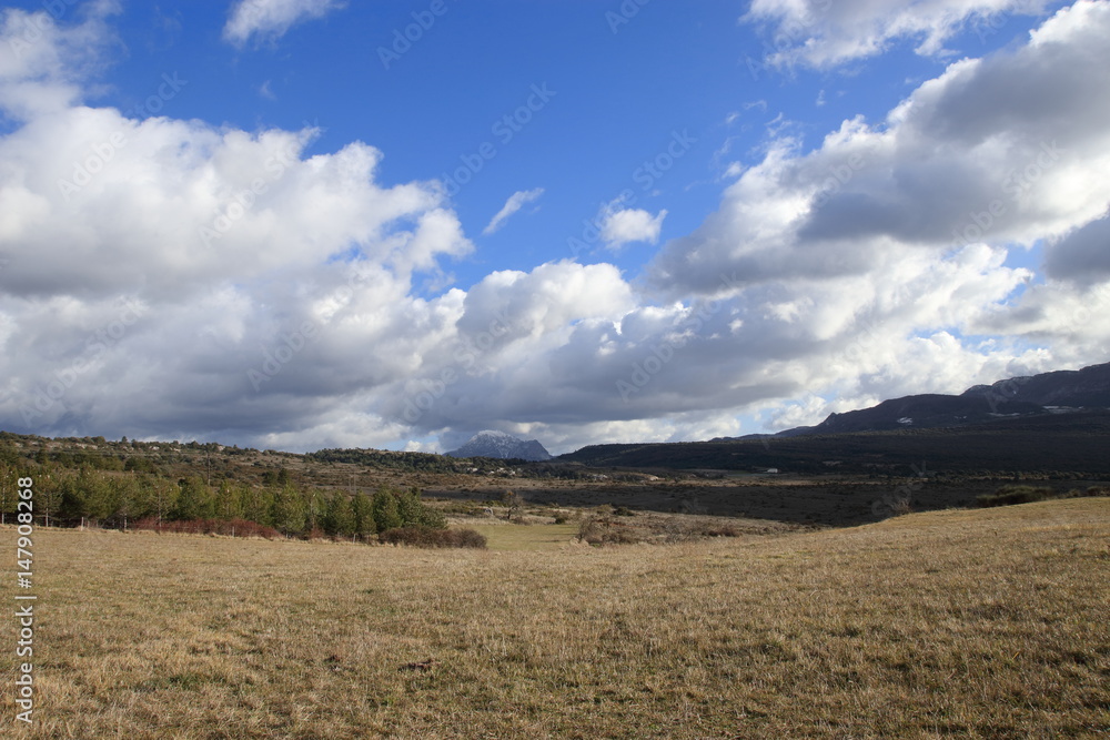 Paysage et ciel nuageux dans les Corbières, Aude en Occitanie, France