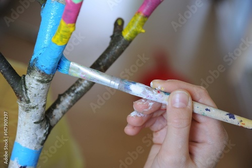 Kinderhand malt Ast bunt