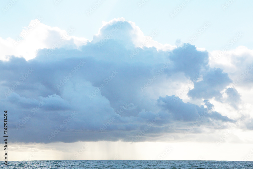 Nubi azzurre sull'orizzonte marino Nubi azzurre sull'orizzonte marino