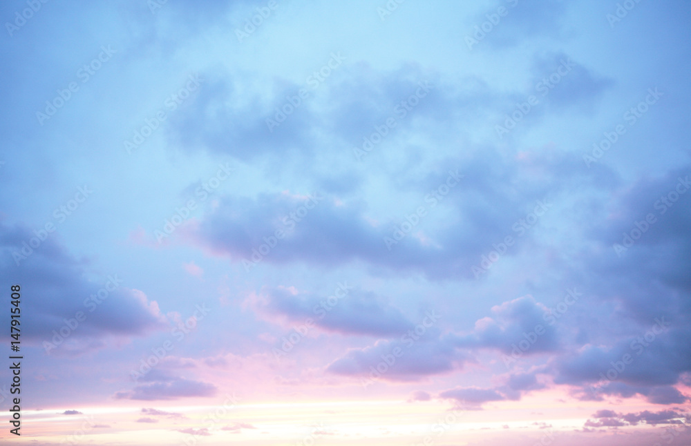 Nuvole colorate rosa azzurre sul mare al tramonto