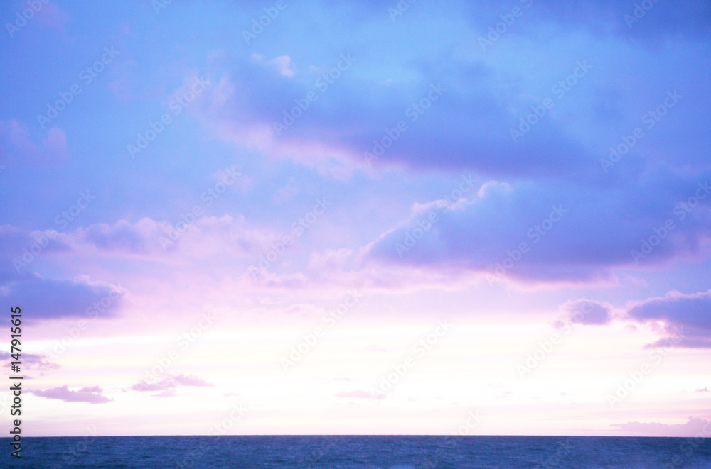 Nuvole colorate rosa azzurre sul mare al tramonto