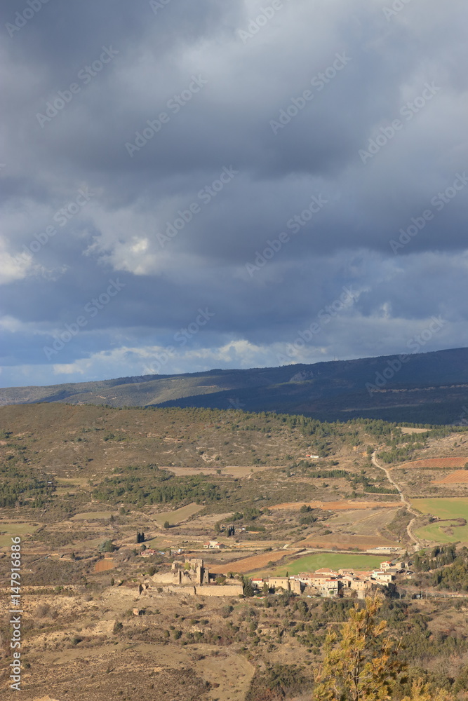 Paysage et ciel orageux dans les Corbières, Aude en Occitanie, France