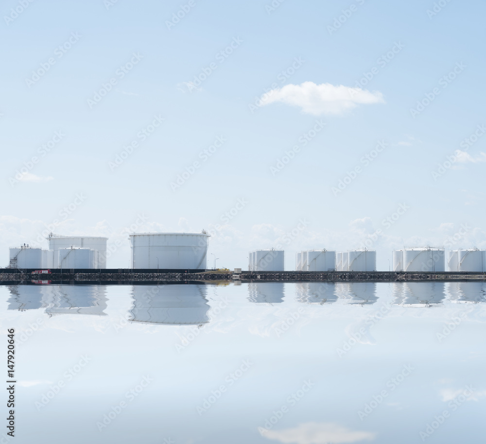 entrepôt silo stockage essence carburant dépôt gaz liquide port dock industrie pétrolière reflet mer entrepôt silo stockage essence carburant dépôt gaz liquide port dock industrie pétrolière reflet mer