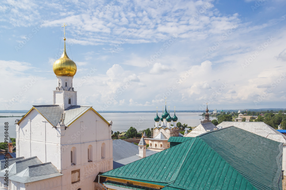 Вид на церкви Григория Богослова и Спаса Нерукотворного со стен кремля в Ростове Великом