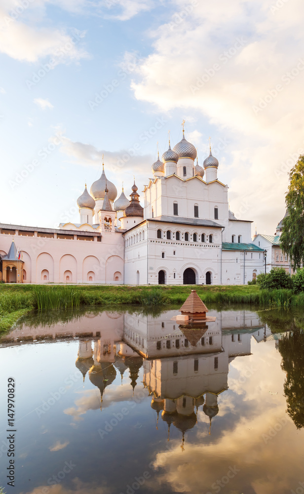 Воскресенская церковь с отражением в пруду в Ростовском кремле в закатном свете