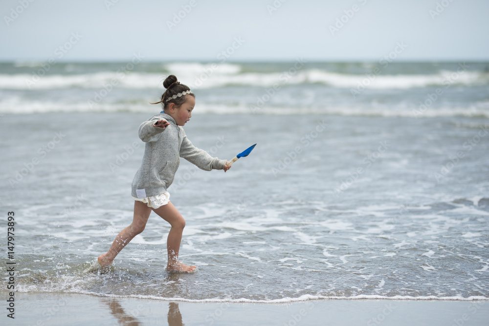 海で遊ぶ女の子
