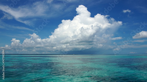 wei  e Wolken t  rmen sich   ber t  rkisblauen Meer auf