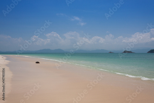 Fototapeta Naklejka Na Ścianę i Meble -  Beautiful sea and blue sky at Andaman sea,thailand
