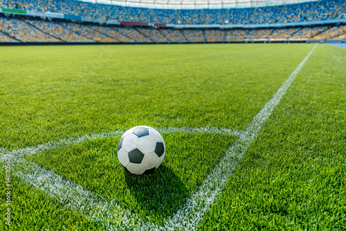 Foto soccer ball on grass in corner kick position on soccer field stadium