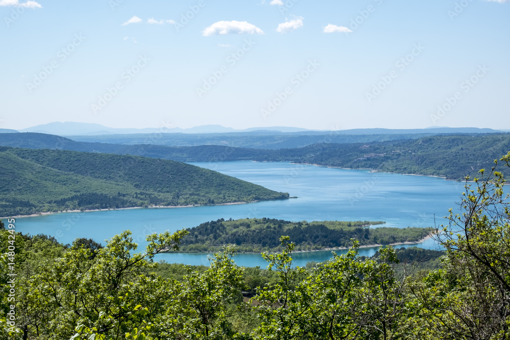 Vue panoramique sur le lac de Sainte-Croix en Provence. France.