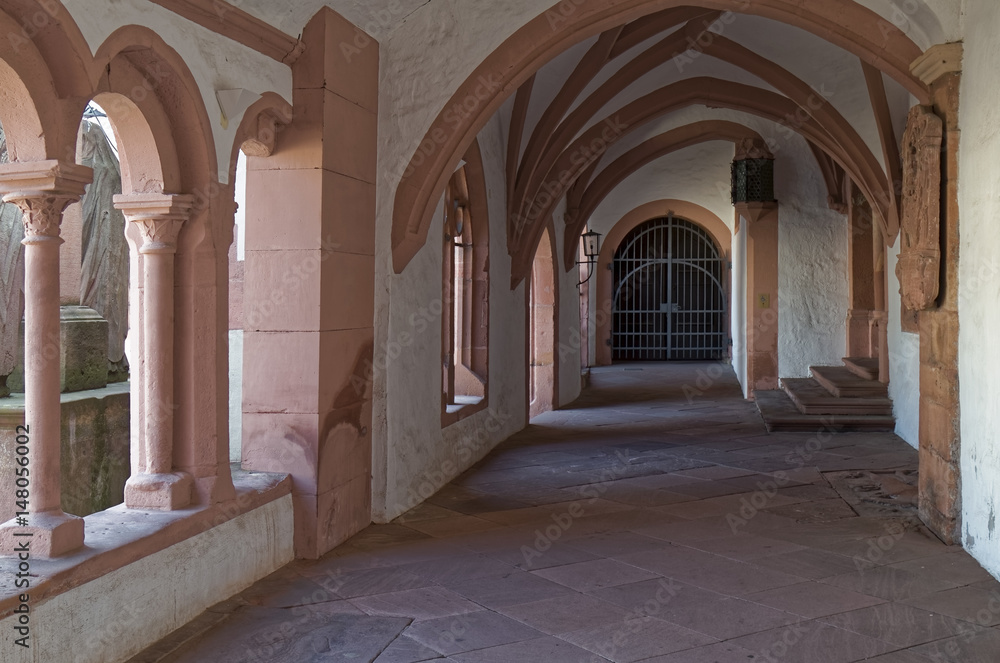 Obraz premium An abandoned hallway in an old convent.