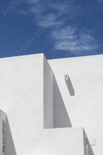 Pared blanca bajo el sol y cielo azul de casa moderna en Andalucia