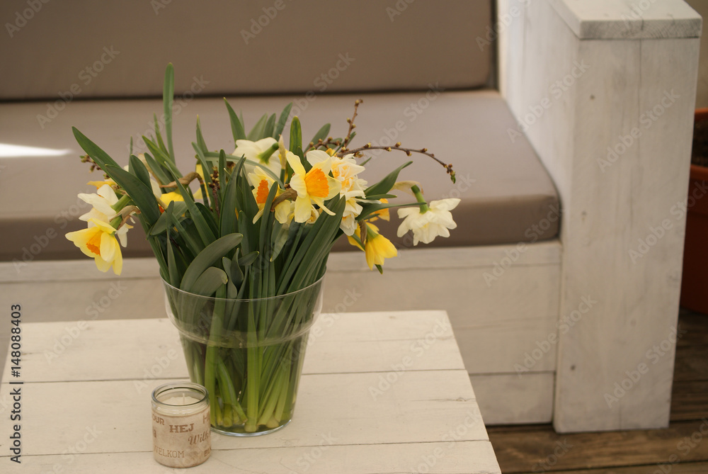 Sitzecke mit Blumenvase