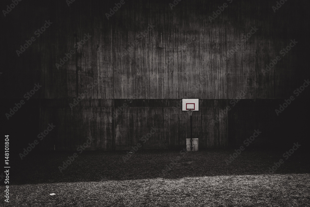 Fototapeta premium Awkward placement of a basketball court on gravel and a bad placement of the hoop in general