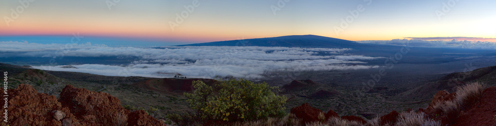 Blick vom Mauna Kea zum Mauna Loa nach Sonnenuntergang auf Big Island, Hawaii, USA.