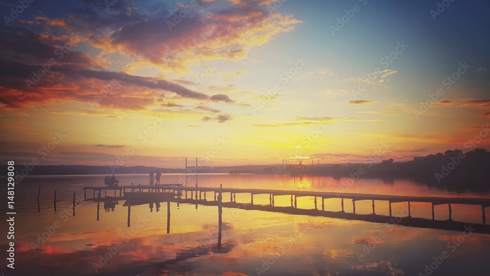 Naklejka premium Golden sunset over lake