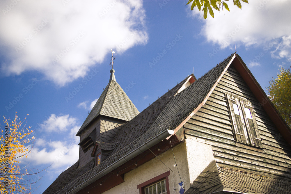 Giebel einer alten Kirche