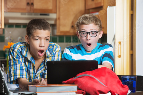 Cuadro en lienzo Shocked teens looking at computer