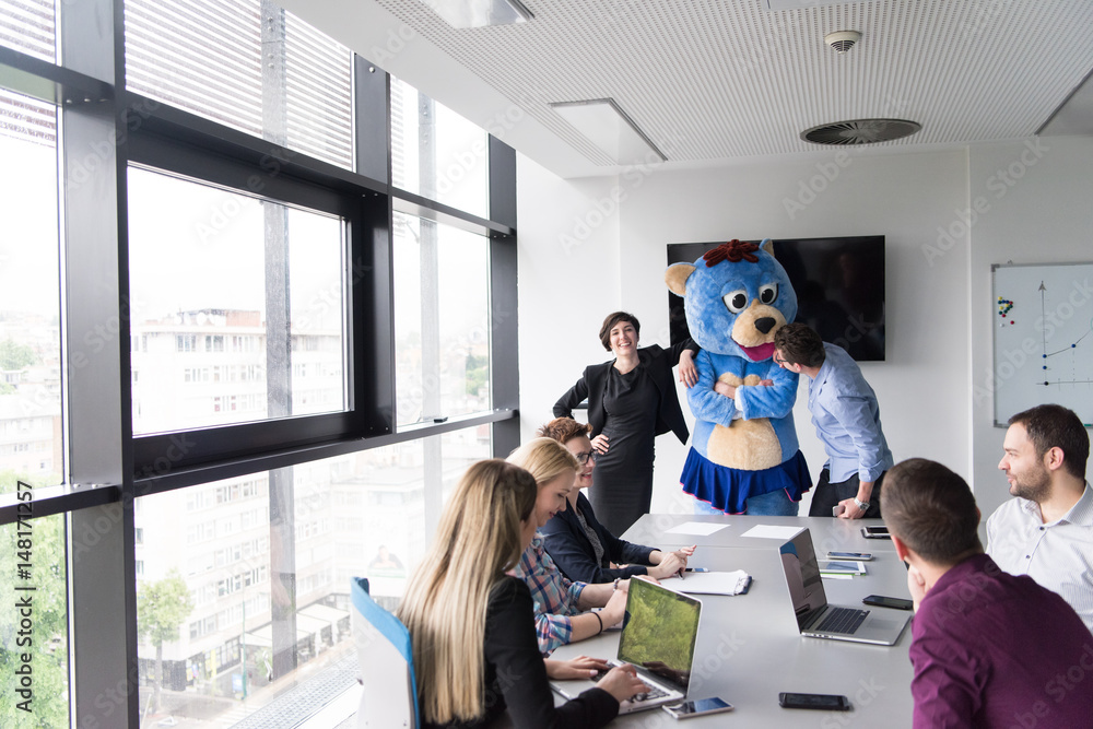 Naklejka premium boss dresed as bear having fun with business people in trendy office
