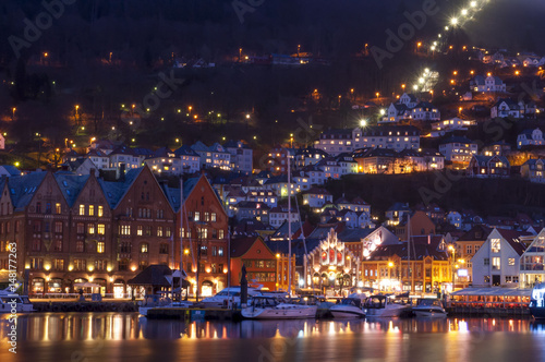 Bergen rozświetlone miasto nocą. 