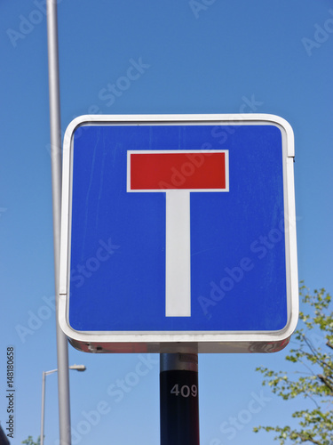 T junction sign